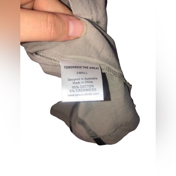 NEW Sass & Bide Lightweight Gray/ Tan Striped Beaded Shoulder Tee Size Small - Picture 4 of 7